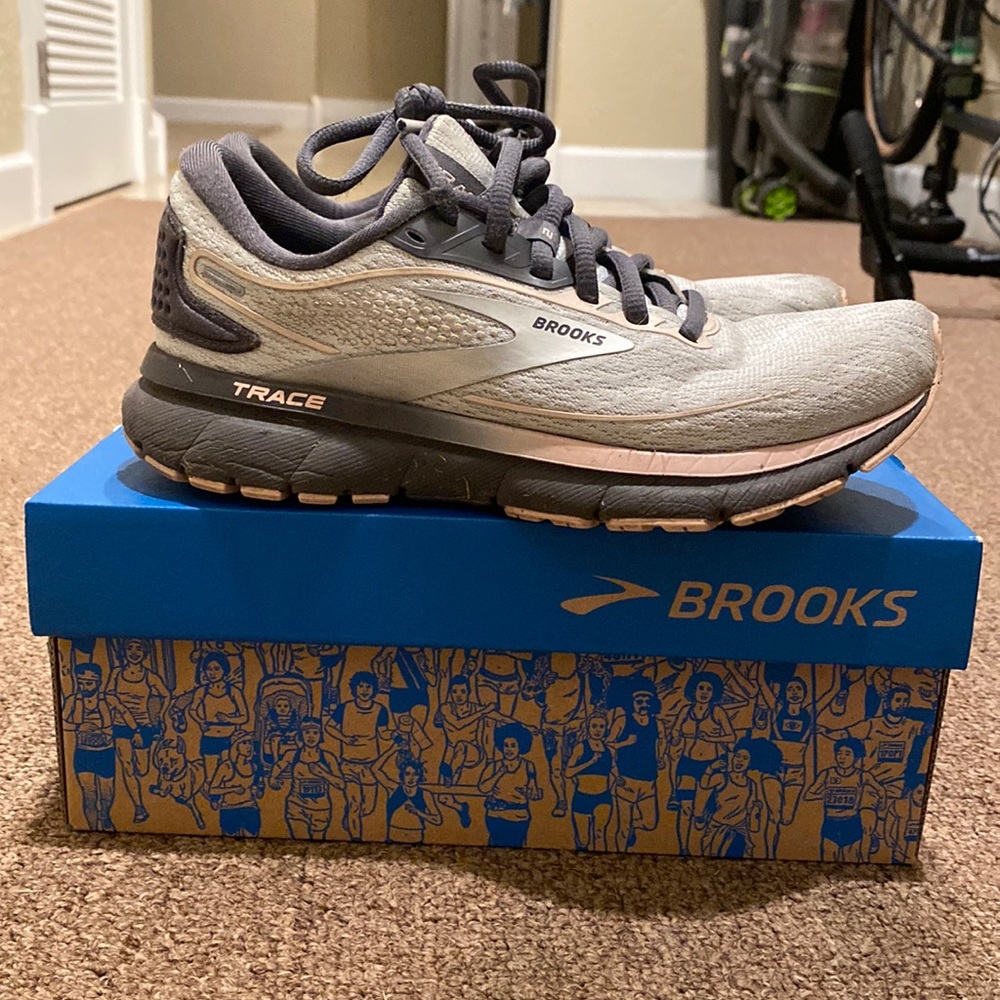 Brown trace shoes